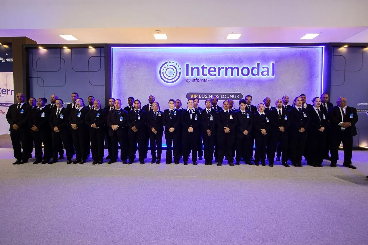 Equipe CAVA em grande salão de eventos